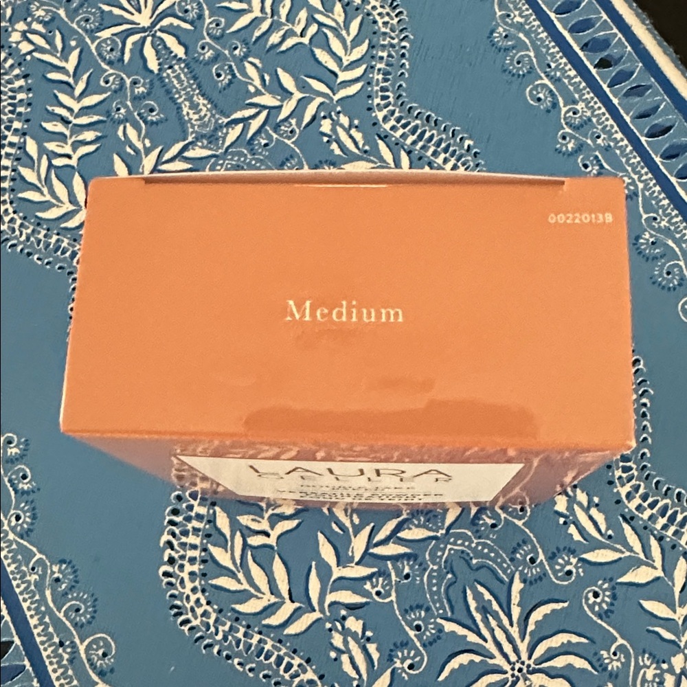 Laura Geller Double take Baked Foundation ~ shade Medium - Picture 3 of 3